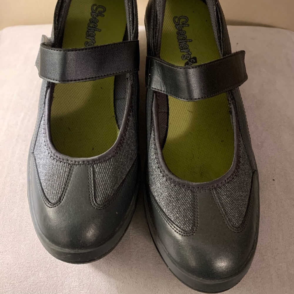 Like New Condition Skechers Size 8.5 - image 1